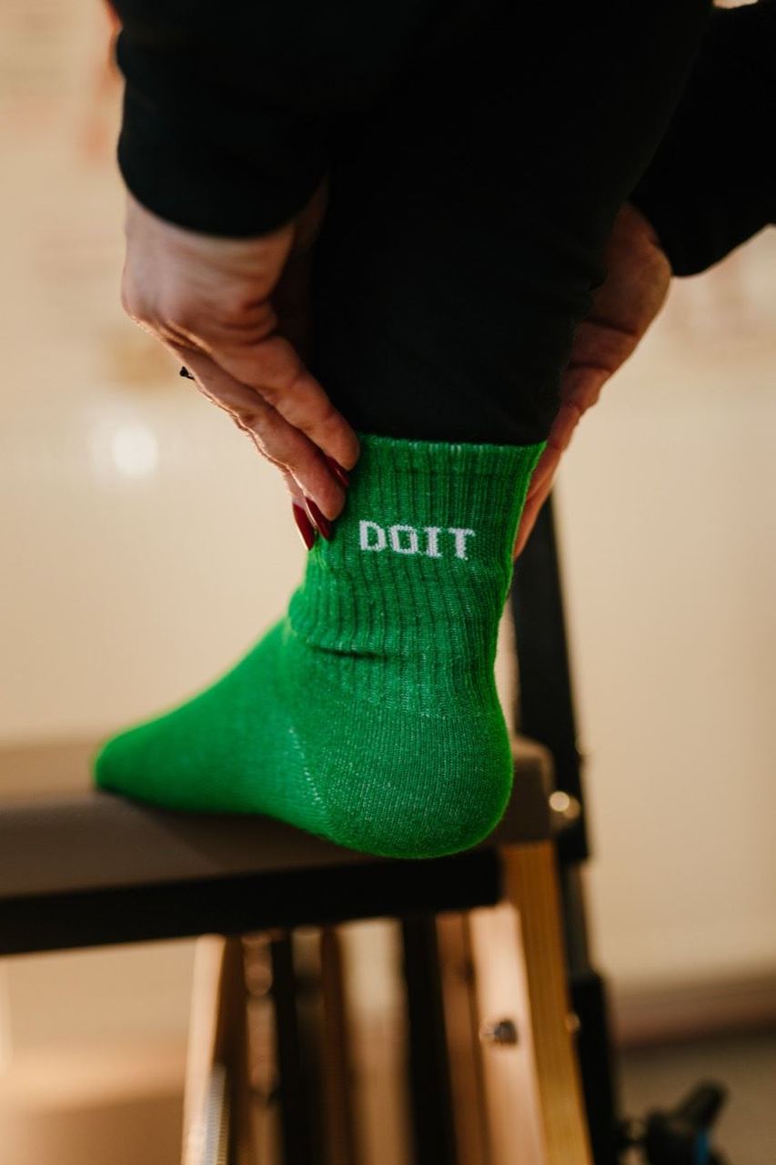 Detaliu — șosete antiderapante în studio