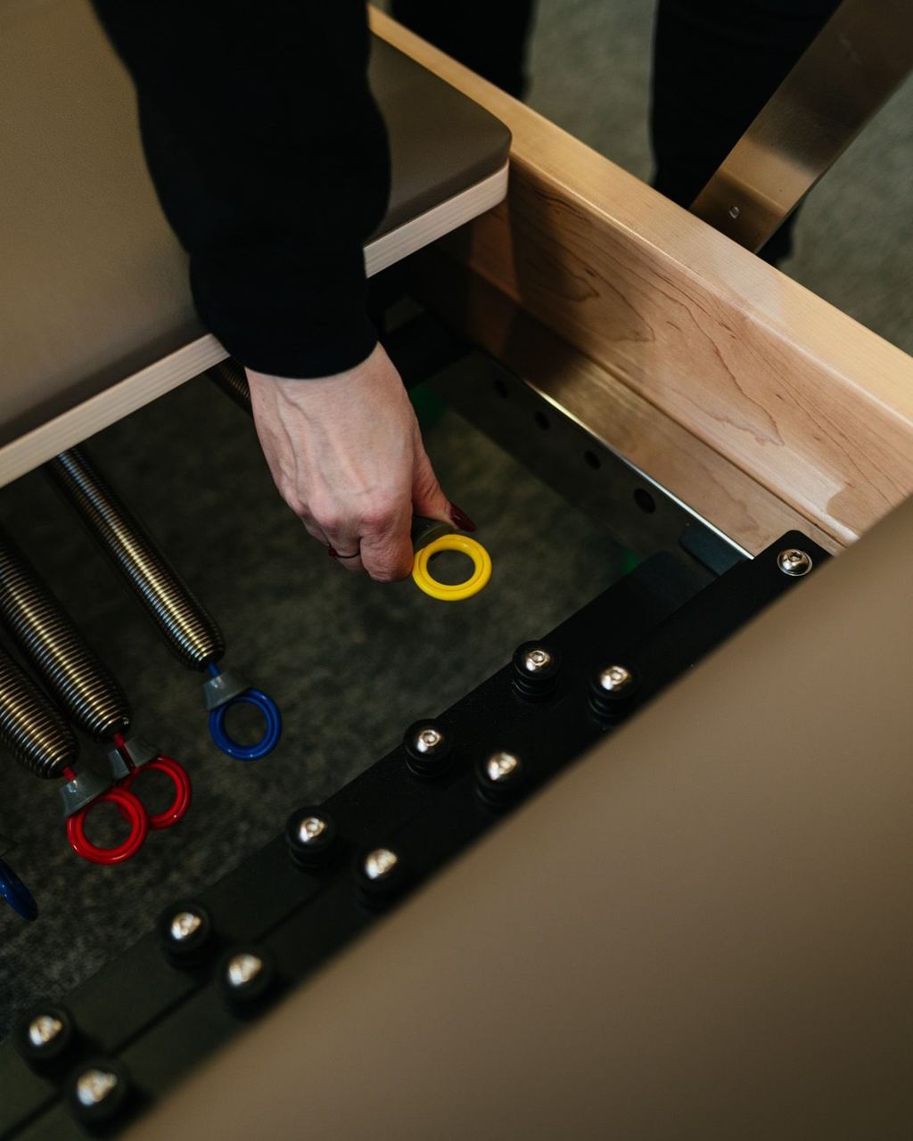 Detaliu — arcuri și clipsuri colorate pe Reformer